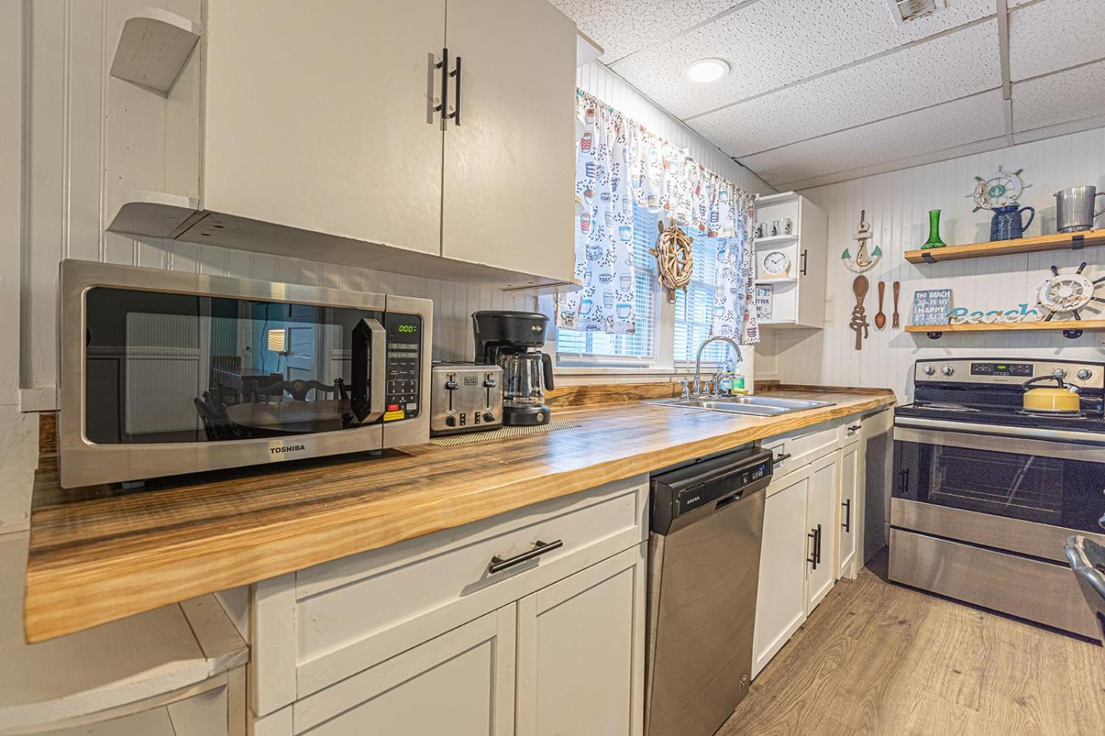 Gorgeous Centrally Located Ocean View 2 King, Huge Private Yard & Deck, Firepit, Bbq, & Game Tables Миртл-Бич Экстерьер фото